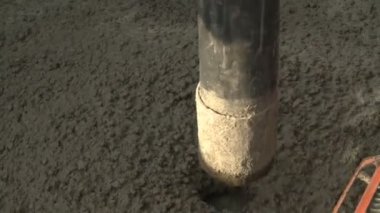 Beton mikserinden beton dökmek. Betonarme yapıların inşası