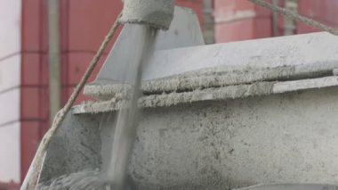 Beton mikserinden beton dökmek. Betonarme yapıların inşası