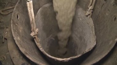Beton mikserinden beton dökmek. Betonarme yapıların inşası