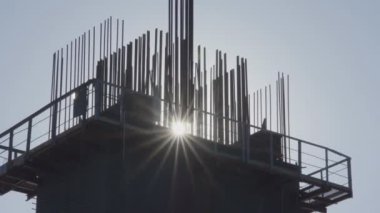 Güneşin arka planında bitmemiş yığınlardan takviye yapışma