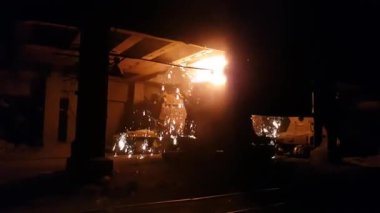Çelik değirmende erimiş demir akışı. Steelmaking metal reerime dükkanı. Goryatsy Dükkanı, çelik yapımı. Metal üretimi için bitki.