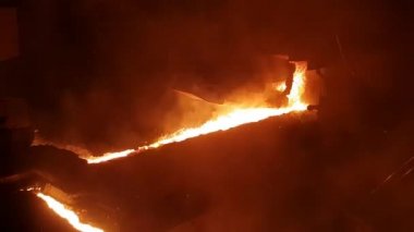 Çelik değirmende erimiş demir akışı. Steelmaking metal reerime dükkanı. Goryatsy Dükkanı, çelik yapımı. Metal üretimi için bitki.