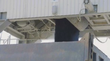 Depolama tanklarından kamyon gövdesine asfalt yağmurları