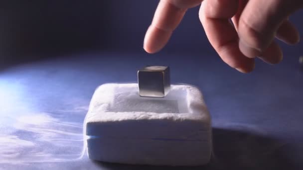 Levitación Del Cubo Cojín Magnético Propiedades Del Metal Congelado — Vídeo de stock
