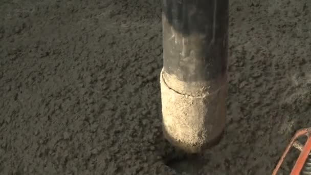 Gieten Van Beton Van Een Betonmixer Bouw Van Gewapend Betonconstructies — Stockvideo