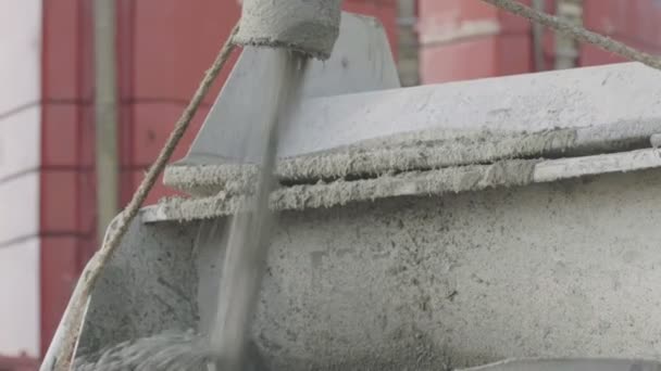 Beton Aus Einem Betonmischer Gießen Bau Von Stahlbetonkonstruktionen — Stockvideo