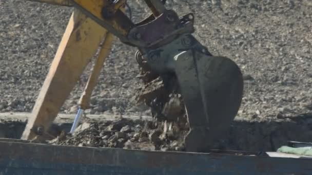Cubo Excavadora Vierte Roca Parte Posterior Camión Trabajos Construcción — Vídeos de Stock