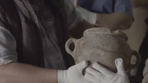 Bir Arkeologun Elinde Çömlekçilik Müze Mutfak Eşyaları Sergiliyor — Stok video