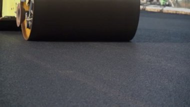 Asfalt yol inşaatı. Yol silindirini döşeme