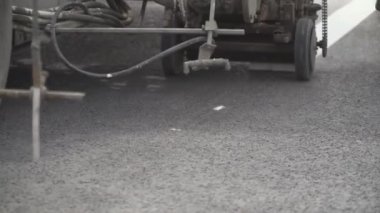 Boya ile işaretleme yol çizgisi çizme.