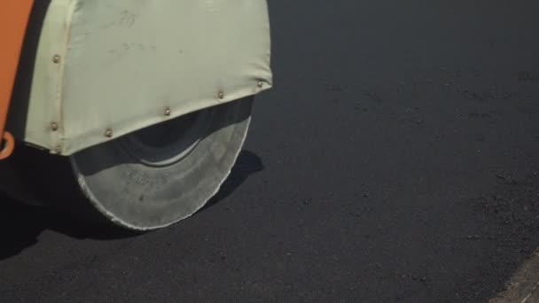 Κατασκευή ασφαλτοστρωμένου δρόμου. Τοποθέτηση του κυλίνδρου δρόμου — Αρχείο Βίντεο