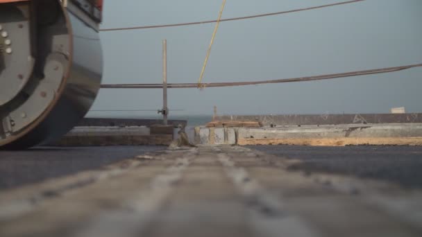 Construction d'une route asphaltée. Pose du rouleau de la chaussée — Video