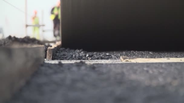 Bau einer Asphaltstraße. Verlegung der Fahrbahnwalze — Stockvideo