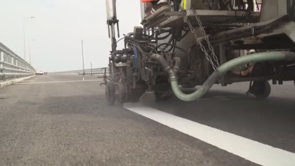 Een lijn van een wegmarkering tekenen door Paint. — Stockvideo