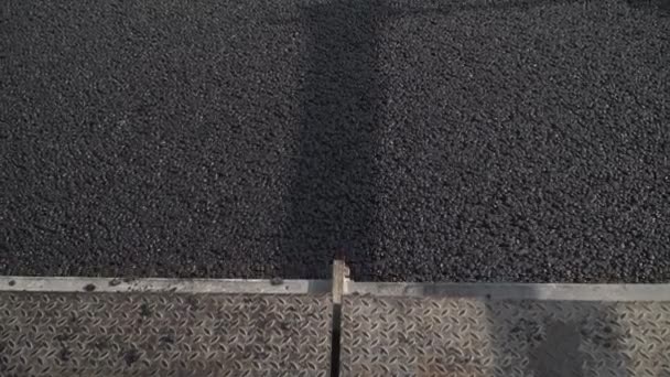 Nuevo asfalto pavimentado en la carretera . — Vídeos de Stock