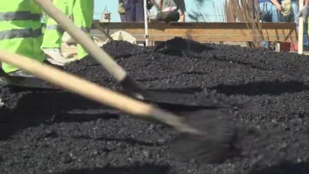 Scattering asphalt with shovels and sticks — Stock Video