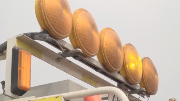 Výstražné svítilny zvláštní vybavení. Žlutá světla. — Stock video