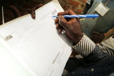 Bulanıklaştırma görünümü, üretimde belgeleri elle imzalama.