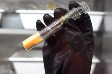 El eldivenin içinde toz ile Flask. Kimyasal