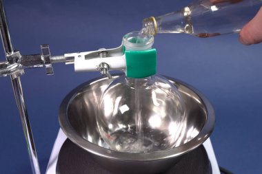 Şişeden Flask içine su dökün