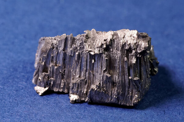 Кусок активного металла, кусочек чистого металла
