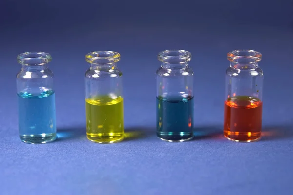 Chemical experiments, chromiumbased solutions. liquid in the flask. — Stock Photo, Image