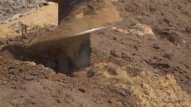 Bir matkap vidası ile direk için delik açma