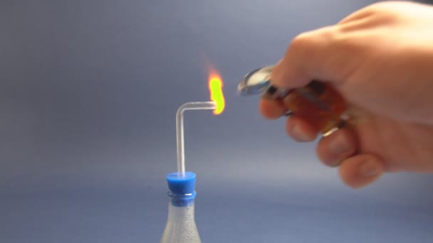 Produits Combustion Résultant Libération Une Réaction Chimique Une Fiole Verre — Video