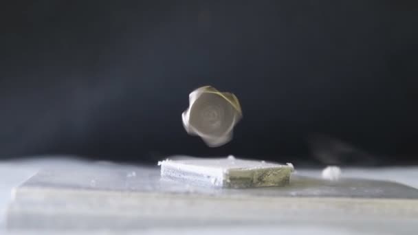 Kub Levitation Magnetisk Kudde Egenskaper Hos Fryst Metall — Stockvideo