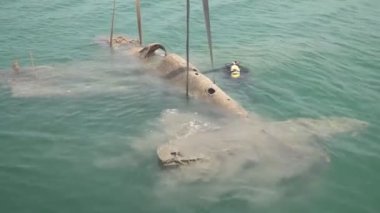 İkinci Dünya Savaşı sırasında denizin dibinden eski düşmüş bir Alman uçağı kaldırma.