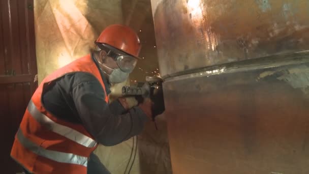 Schweißarbeiten Mit Einem Schleifer Vorbereitung Der Pipeline Zum Schweißen — Stockvideo