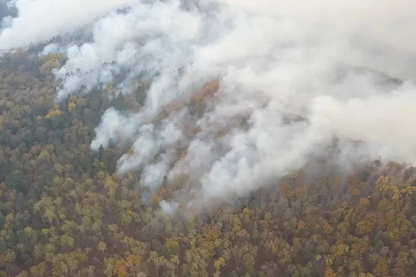 Incendi nella foresta russa, foresta di Transbaikal in fuoco, combustione di — Foto Stock