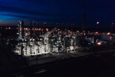 Geceleri petrol rafinerisi yandı. Bir petrol sanayi fac inşaatı