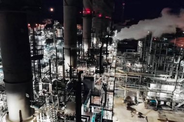 Geceleri petrol rafinerisi yandı. Bir petrol sanayi fac inşaatı