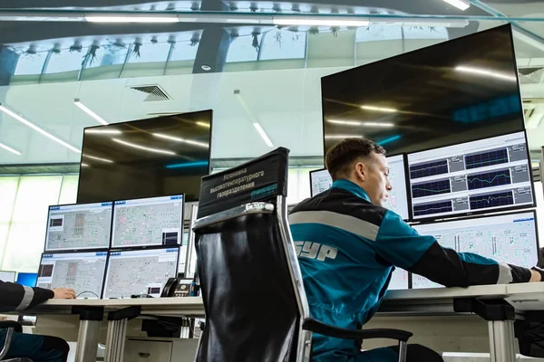 El operador de trabajo en los monitores monitorea los parámetros de — Foto de Stock