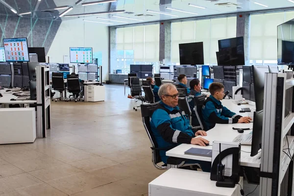 Monitörlerde çalışan operatör, monitörlerin