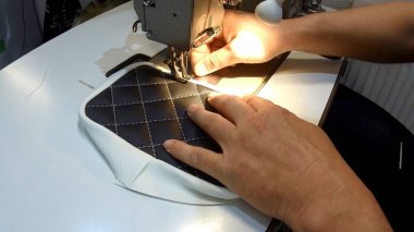 Araba için bir halı yapma, el yapımı, deri halı ve eski bir dikiş makinesi görünümü.