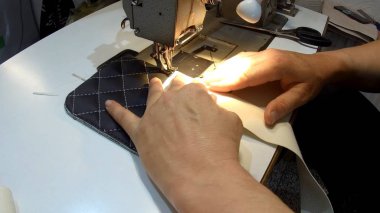 Araba için bir halı yapma, el yapımı, deri halı ve eski bir dikiş makinesi görünümü.