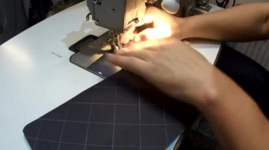 Araba için bir halı yapma, el yapımı, deri halı ve eski bir dikiş makinesi görünümü.