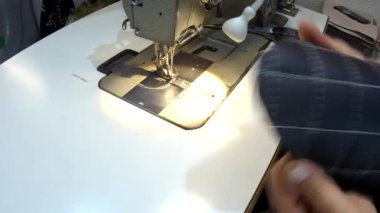 Araba için bir halı yapma, el yapımı, deri halı ve eski bir dikiş makinesi görünümü.