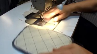 Araba için bir halı yapma, el yapımı, deri halı ve eski bir dikiş makinesi görünümü.