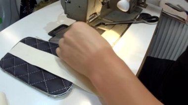 Araba için bir halı yapma, el yapımı, deri halı ve eski bir dikiş makinesi görünümü.