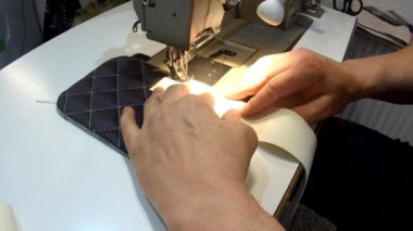 Araba için bir halı yapma, el yapımı, deri halı ve eski bir dikiş makinesi görünümü.