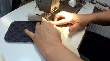 Araba için bir halı yapma, el yapımı, deri halı ve eski bir dikiş makinesi görünümü.