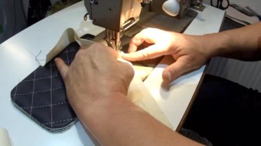 Araba için bir halı yapma, el yapımı, deri halı ve eski bir dikiş makinesi görünümü.