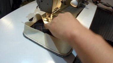 Araba için bir halı yapma, el yapımı, deri halı ve eski bir dikiş makinesi görünümü.