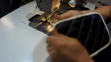 Araba için bir halı yapma, el yapımı, deri halı ve eski bir dikiş makinesi görünümü.
