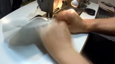 Araba için bir halı yapma, el yapımı, deri halı ve eski bir dikiş makinesi görünümü.