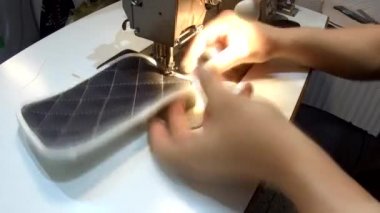 Araba için bir halı yapma, el yapımı, deri halı ve eski bir dikiş makinesi görünümü.