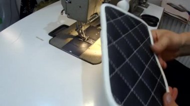 Araba için bir halı yapma, el yapımı, deri halı ve eski bir dikiş makinesi görünümü.